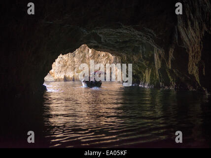 Bateau de tourisme dans la Grotte Bleue grottes marines à Malte Banque D'Images