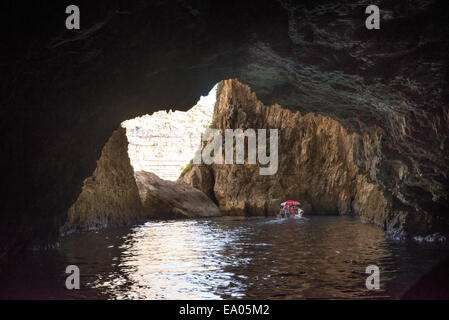 Bateau de tourisme dans la Grotte Bleue grottes marines à Malte Banque D'Images