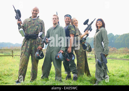 L'équipe de paintball dans un champ Banque D'Images