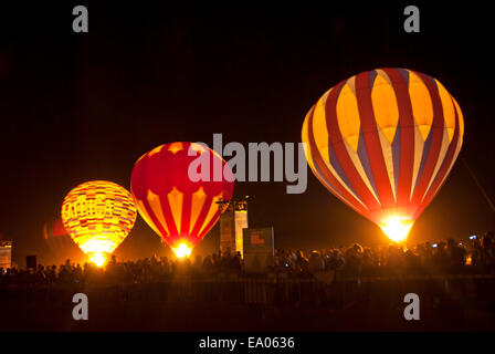 Ballons à air chaud la nuit dans l'Arava, Israël Banque D'Images