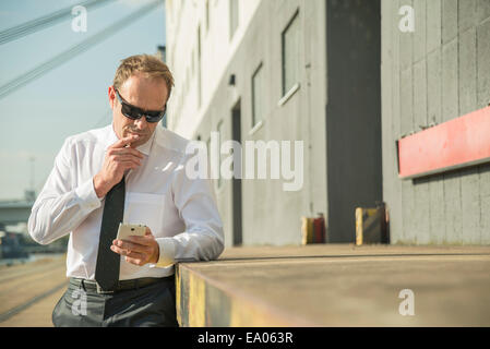 Businessman using smartphone Banque D'Images