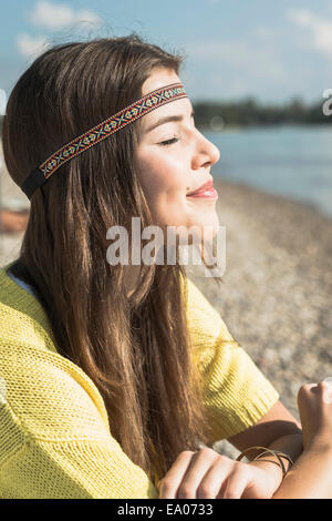 Jeune couple wearing headband Banque D'Images