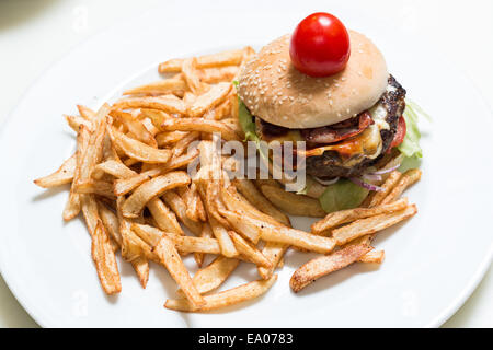 Burger et frites sur une assiette blanche Banque D'Images