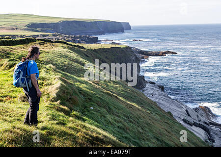 Female hiker sur la boucle section head de côte ouest, comté de Clare, Irlande Banque D'Images