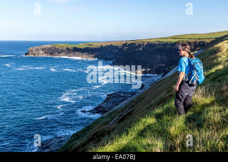 Female hiker sur la section de la côte de Loop Head, Comté de Clare, Irlande Banque D'Images