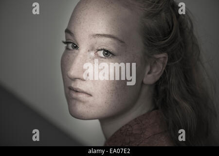 Portrait of young woman with freckles Banque D'Images