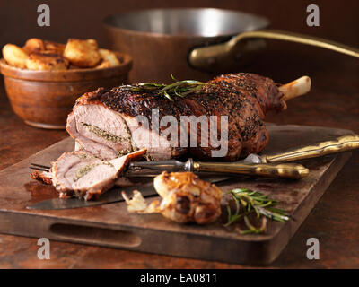 Dîner de Noël. Le romarin et l'ail rôti gigot d'agneau et pommes de terre Banque D'Images