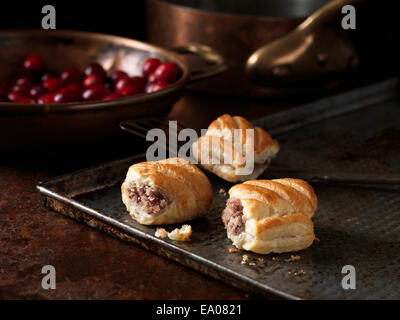 Collation de Noël avec du porc et saucisses de canneberges sur rouleaux bac torréfaction Banque D'Images