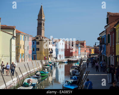 La Fondamenta Di Cao Moleca sur Burano, Venise. La tour de Chiesa di San Martino dans la distance. Banque D'Images
