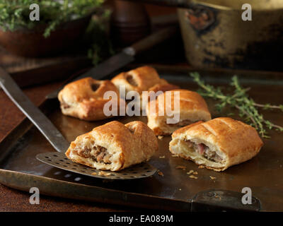 Snack-Noël gastronomique de rouleaux de saucisses et les feuilles de thym Banque D'Images