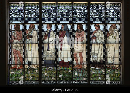 Vitrail 'Les sept oeuvres de miséricorde spirituelle' conçu par l'artiste autrichien Koloman Moser (1907) dans l'Église Steinhof (Kirche am Steinhof) à Vienne, Autriche. Ancien Testament et saints personnages sont représentés dans le vitrail de gauche à droite : Saint Jean-Baptiste, saint François de Sales, Saint Clemens Maria Hofbauer, sainte Thérèse d'Avila, Joseph d'Egypte, le Martyr Saint Stephan et Abraham. Banque D'Images