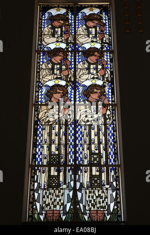 Vitrail conçu par l'artiste autrichien Koloman Moser (1907) dans l'Église Steinhof (Kirche am Steinhof) à Vienne, Autriche. Banque D'Images