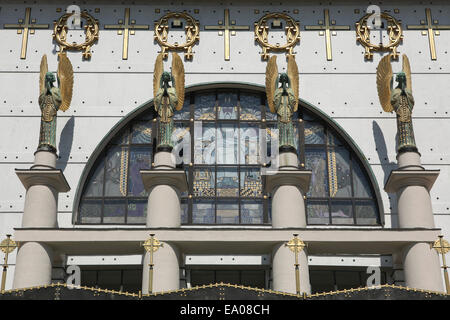 Des statues d'anges par Othmar Schimkowitz à la façade principale de l'Église Steinhof conçu par Otto Wagner à Vienne, Autriche. Banque D'Images