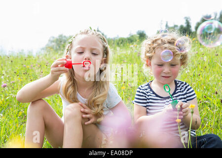 Deux jeunes filles faisant des bulles Banque D'Images