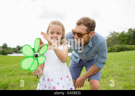 Père et fille avec moulinet en forme de fleur Banque D'Images