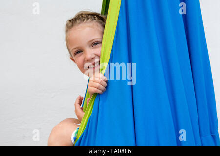 Fille jouant en bleu Hamac Banque D'Images