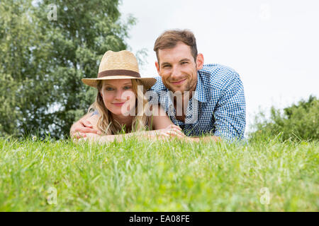 Couple lying on grass, portrait Banque D'Images