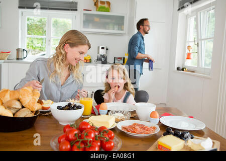 Mère et fille manger à la table de cuisine Banque D'Images