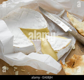 Brie enveloppés dans des Banque D'Images