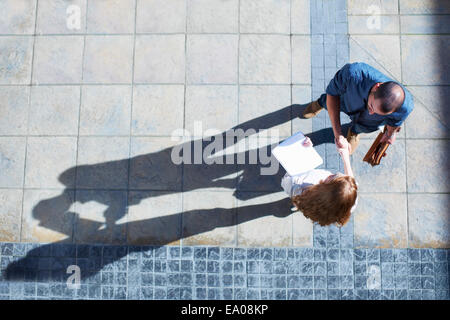 Homme d'affaires et business woman shaking hands Banque D'Images