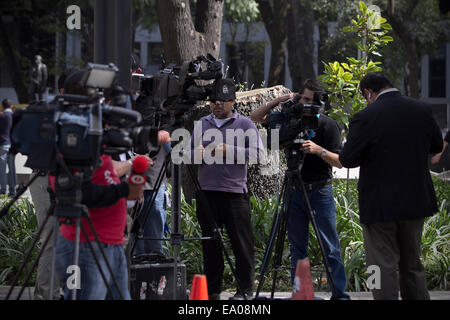 (141104) -- MEXICO, Novembre 4, 2014 (Xinhua) -- Les journalistes attendre d'interviewer en face de l'endroit du procureur général du Mexique qui se prépare à un message officiel pour la détention de l'ancien maire de Iguala, Jose Luis Abarca et sa femme, Maria de los Angeles Pineda, à Mexico, capitale du Mexique, le 4 novembre 2014. Les autorités mexicaines ont capturé mardi un fugitif ancien maire pour son rôle dans l'enlèvement de 43 élèves à la fin de septembre. L'ex-maire de Iguala, dans le sud du Mexique, Etat de Guerrero, et son épouse ont été capturés dans un raid avant l'aube sur la maison où ils st Banque D'Images