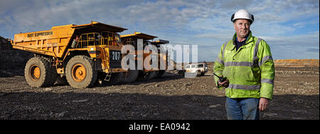 Portrait de contremaître avec talkie walkie travaillant à quarry Banque D'Images