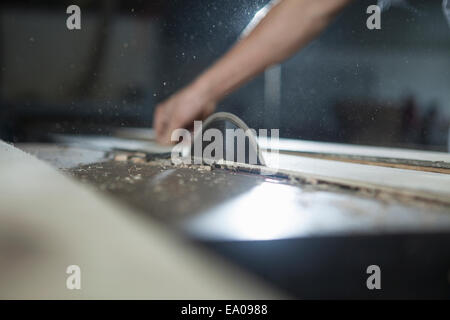 Carpenter planche en bois de coupe avec scie électrique en usine, Jiangsu, Chine Banque D'Images