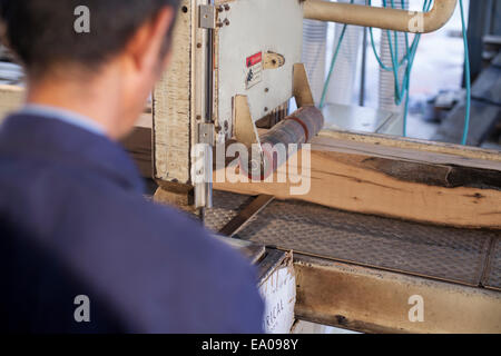 Menuisier travaillant sur le plancher en bois en usine, Jiangsu, Chine Banque D'Images