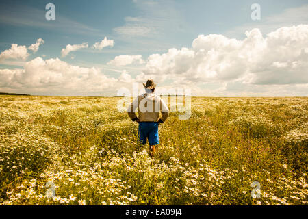 L'homme sur champ de fleurs sauvages, Sarsy village, région de Sverdlovsk, Russie Banque D'Images