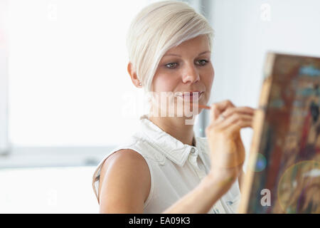 La peinture de chevalet à l'artiste féminin Banque D'Images