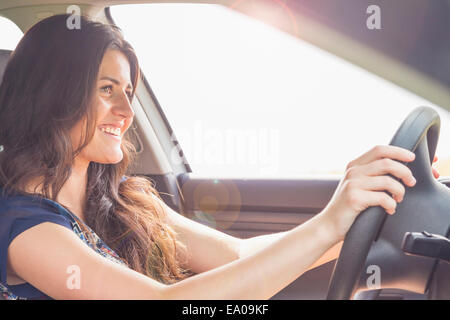 Young woman driving car Banque D'Images