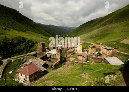 Voir de vieilles tours en ruine dans Svanetian vallée, Ushguli Svaneti, village, New York Banque D'Images