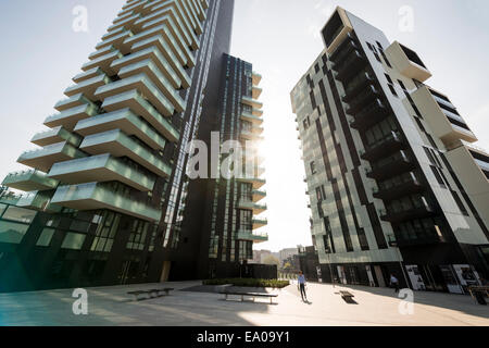 Low angle view d'immeubles de bureaux, la Piazza Gae Aulenti, Milan, Lombardie, Italie Banque D'Images