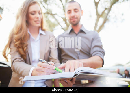 Homme d'affaires et business woman with paperwork Banque D'Images