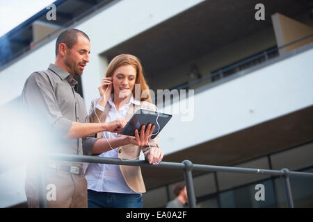 Homme d'affaires et business woman using digital tablet Banque D'Images