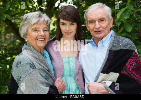 Les grands-parents et sa petite-fille en jardin