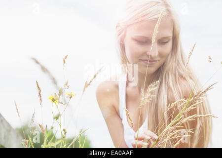 Young woman enjoying nature Banque D'Images