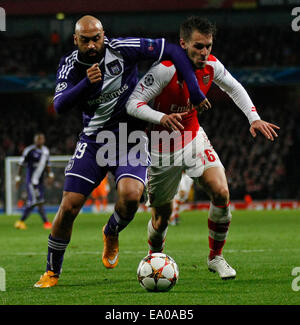 Londres, ANGLETERRE - 04 novembre : Hector Bellerin d'Arsenal Aaron Ramsey d'Arsenal et au cours de l'UEFA Champions League correspondre entre Arsenal à partir de l'Angleterre et l'Anderlecht de Belgique a joué à l'Emirates Stadium, le 04 novembre, 2014 à Londres, en Angleterre. (Photo de Mitchell Gunn/ESPA) Banque D'Images