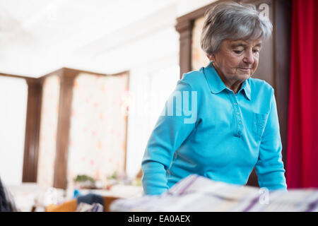 Senior woman wearing blue top Banque D'Images