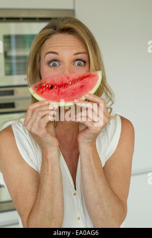 Mature Woman holding watermelon Banque D'Images