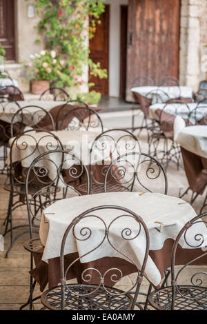 Petit restaurant par street dans la vieille ville de l'italie Banque D'Images