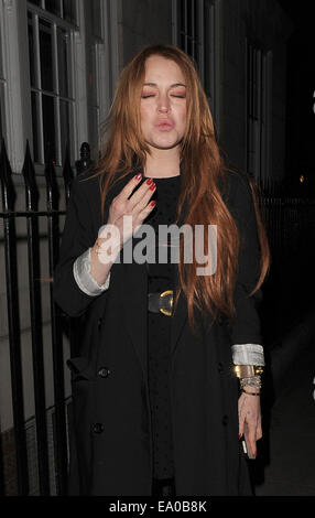 Lindsay Lohan bénéficie d''un dîner à Londres C à Mayfair avec un ami, et pose à l'extérieur pour les appareils photo avec Lindsay Lohan : où : London, Royaume-Uni Quand : 02 mai 2014 Banque D'Images