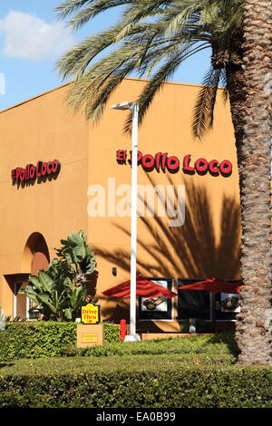 Extérieur d'un El Pollo Loco (Le) Crazy fast food restaurant mexicain à Tustin en Californie USA Banque D'Images