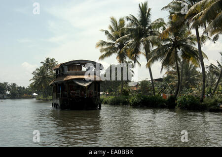 Péniche (barge à riz, connu localement sous le kettuvallam) pour les touristes sur l'eau dormante, Allepey, Kerala, Inde, Asie du Sud. Banque D'Images