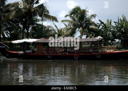 Péniche (barge à riz, connu localement sous le kettuvallam) pour les touristes sur l'eau dormante, Allepey, Kerala, Inde, Asie du Sud. Banque D'Images