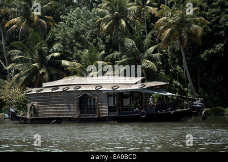 Péniche (barge à riz, connu localement sous le kettuvallam) pour les touristes sur l'eau dormante, Allepey, Kerala, Inde, Asie du Sud. Banque D'Images