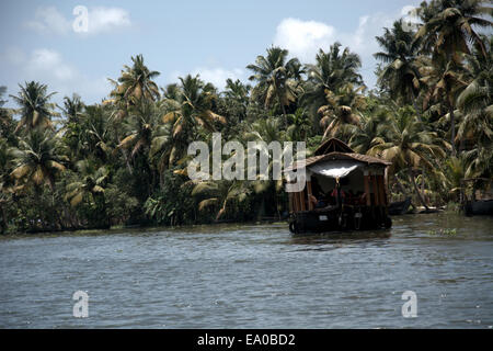 Péniche (barge à riz, connu localement sous le kettuvallam) pour les touristes sur l'eau dormante, Allepey, Kerala, Inde, Asie du Sud. Banque D'Images