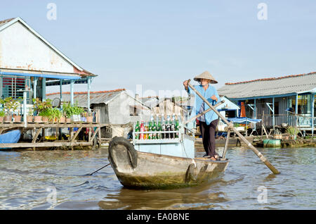 Un bateau à rames sur la rivière du Mékong, Chau Doc, Delta du Mekong, Vietnam Banque D'Images