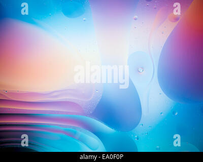 Beau mélange de l'eau et l'huile sur fond coloré Banque D'Images