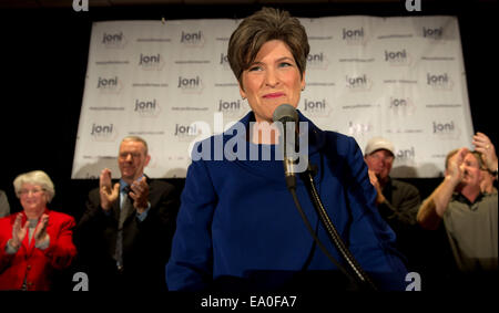 West Des Moines, Iowa, USA. 08Th Nov, 2014. L'Iowa nouvellement élu Sénateur JONI ERNST fait son discours à l'Iowa GOP election Night party au West Des Moines Marriott. © Brian Cahn/ZUMA/Alamy Fil Live News Banque D'Images